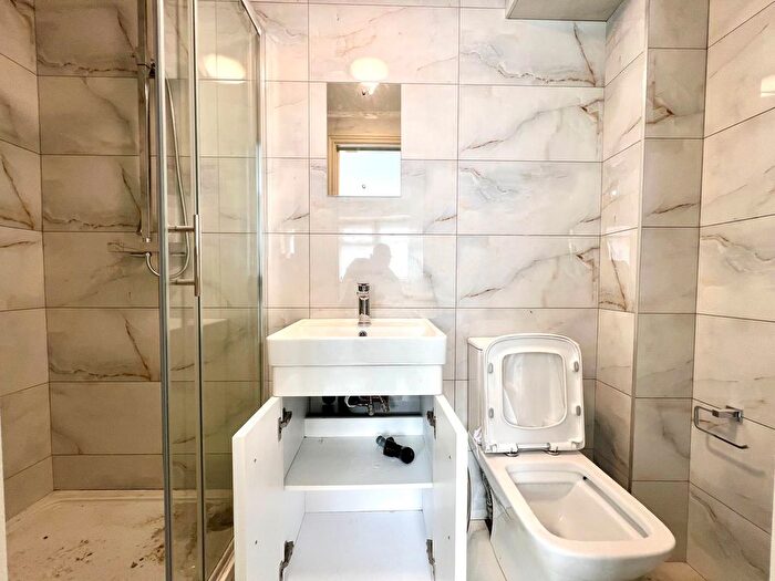 5 Bedroom Semi-Detached House To Rent In Everest Road, Staines, TW19