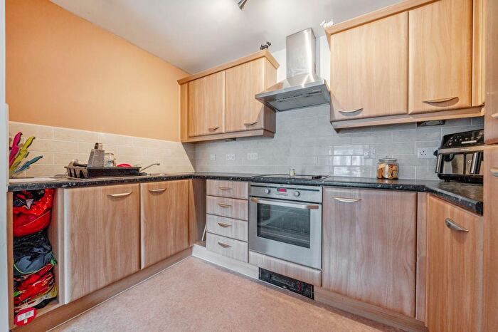 2 Bedroom Flat To Rent In Thornhill Close, Carterton, OX18
