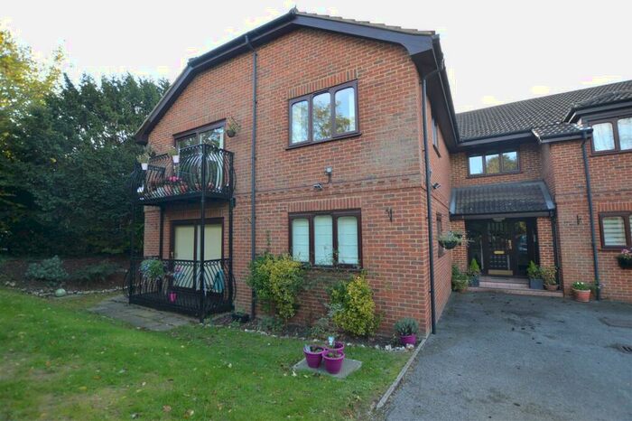 2 Bedroom Flat To Rent In Holly House, RG4