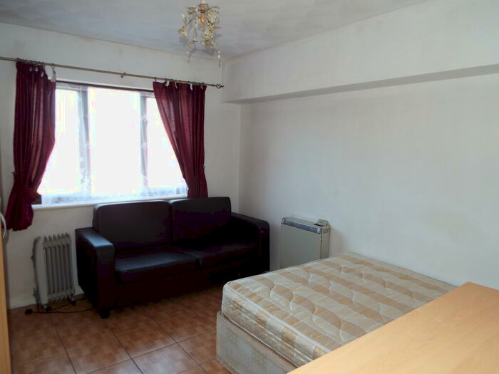 2 Bedroom Apartment To Rent In Lilac Court, Upton Park, London, E13