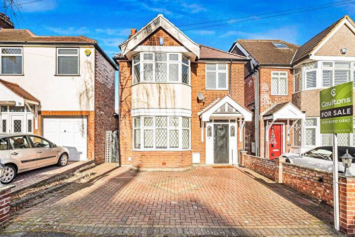 3 Bedroom Detached House For Sale In Gunners Grove, Chingford, E4