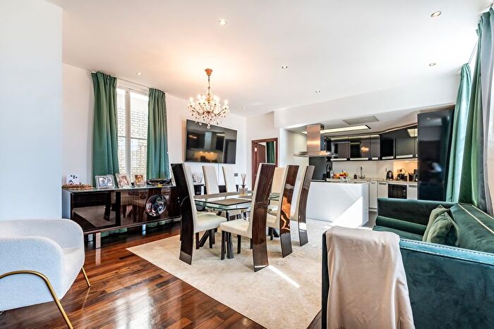 3 Bedroom Flat To Rent In Marloes Road, London, W8