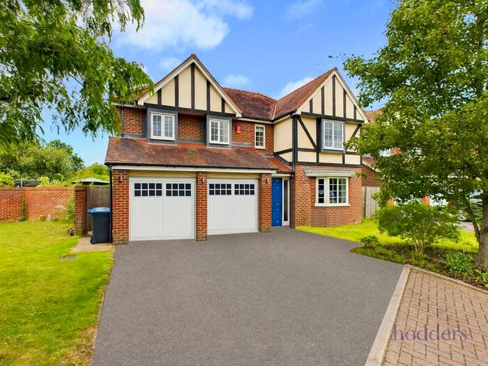 5 Bedroom Detached House To Rent In Eaves Close, Addlestone, Surrey, KT15