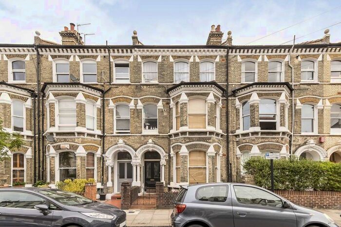 3 Bedroom Flat To Rent In Mayflower Road, London, SW9