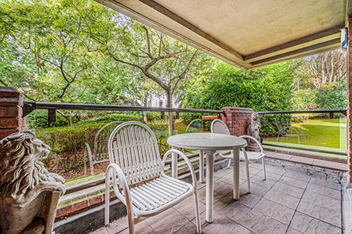 2 Bedroom Flat For Sale In Spencer Close, Finchley, London, N3