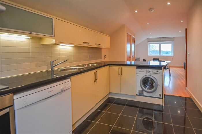2 Bedroom Flat For Sale In Coptfold Road, Brentwood, CM14