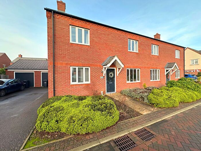 3 Bedroom Semi Detached House For Sale In Whinfell Close, St. Neots, PE19