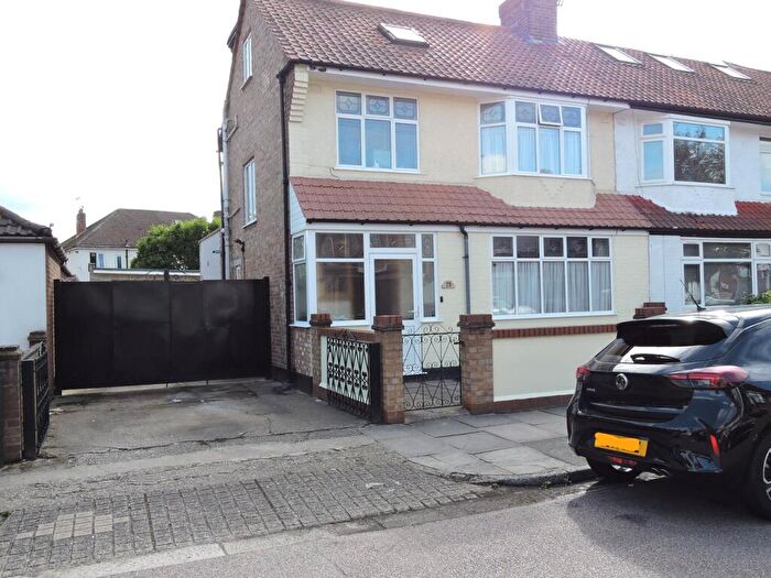 4 Bedroom Semi-Detached House For Sale In Cedar Avenue, Enfield, EN3