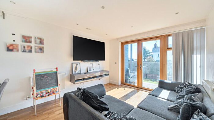 2 Bedroom Flat For Sale In Sycamore Place, Chigwell, IG7