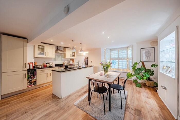 2 Bedroom Flat To Rent In Mallinson Road, London, SW11