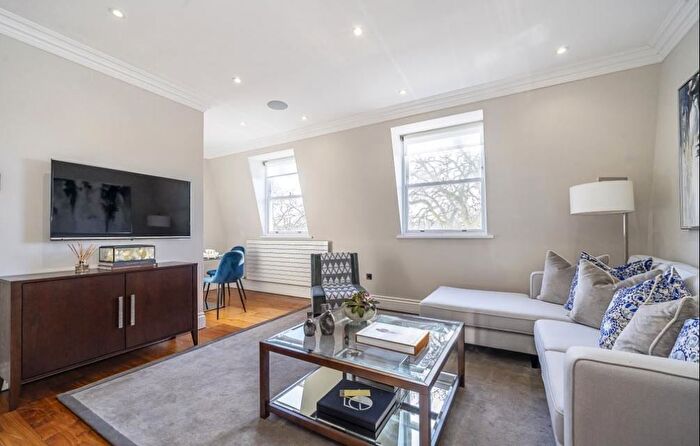 2 Bedroom Flat To Rent In Kensington Gardens Square, Paddington And Bayswater, London, W2