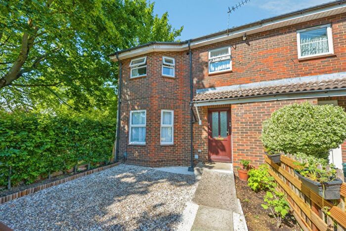 1 Bedroom Maisonette For Sale In Woodhall Lane, Welwyn Garden City, AL7