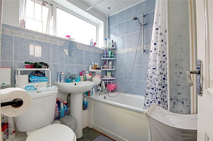 2 Bedroom Maisonette For Sale In Westfield Close, Enfield, Middlesex, EN3