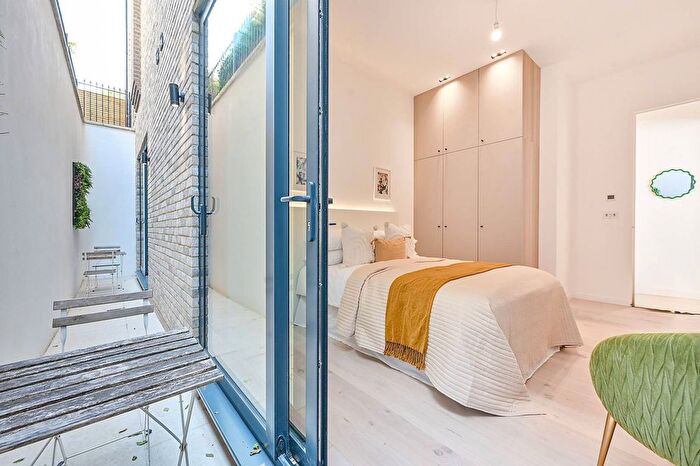 3 Bedroom Flat To Rent In Creswick Road, Acton, W3