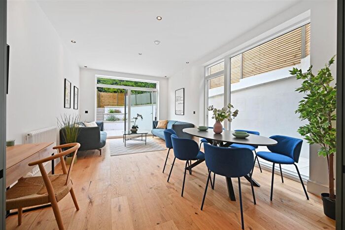2 Bedroom Flat For Sale In Rosemont Road, London, W3