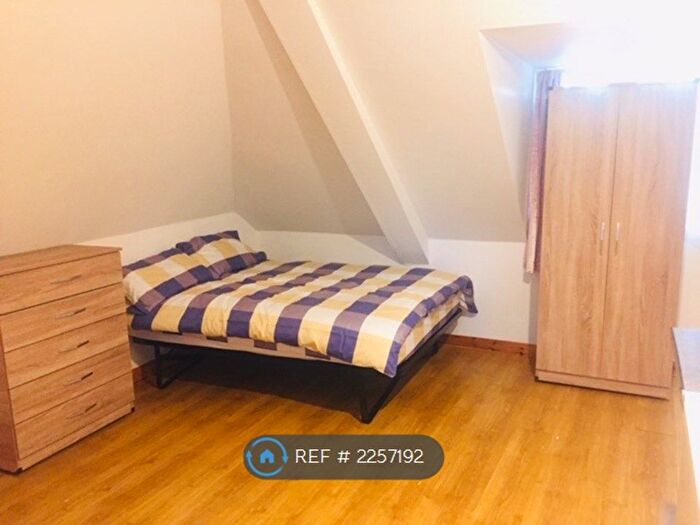 Studio To Rent In Highfield Road, London, N21