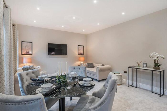 2 Bedroom Apartment For Sale In Shootersway, Berkhamsted, HP4