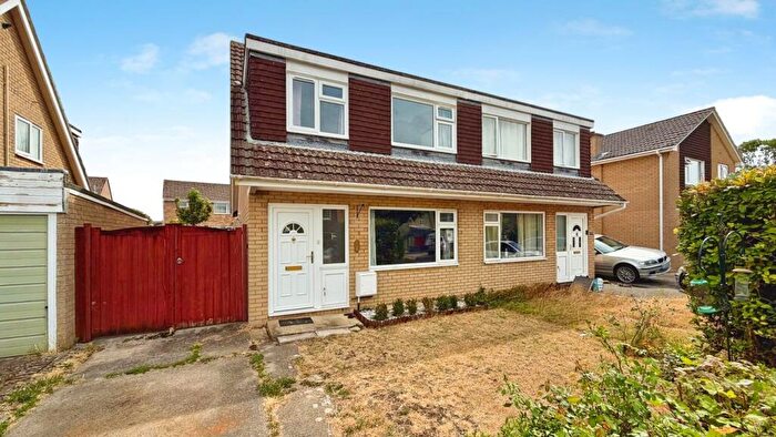 3 Bedroom Semi Detached House For Sale In Pine Close, Street, BA16