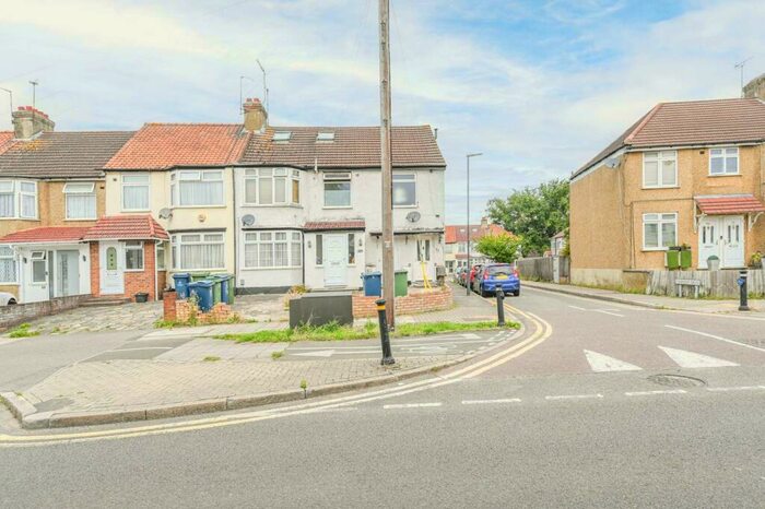3 Bedroom Flat To Rent In Roxeth Green Avenue, Harrow, HA2