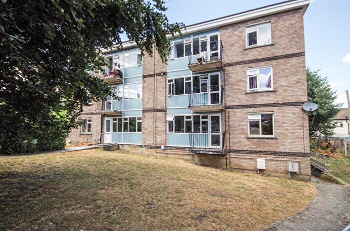2 Bedroom Flat To Rent In Somerset Avenue, Dursley, GL11