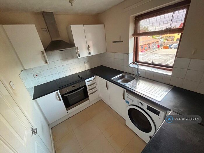 2 Bedroom Flat To Rent In Walnut Tree, Milton Keynes, MK7