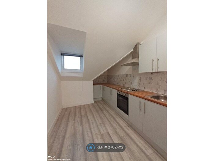 Studio To Rent In Gleneldon Road, London, SW16