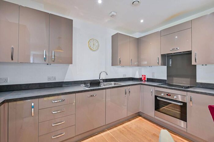 2 Bedroom Flat To Rent In Amelia Street, Elephant And Castle, London, SE17