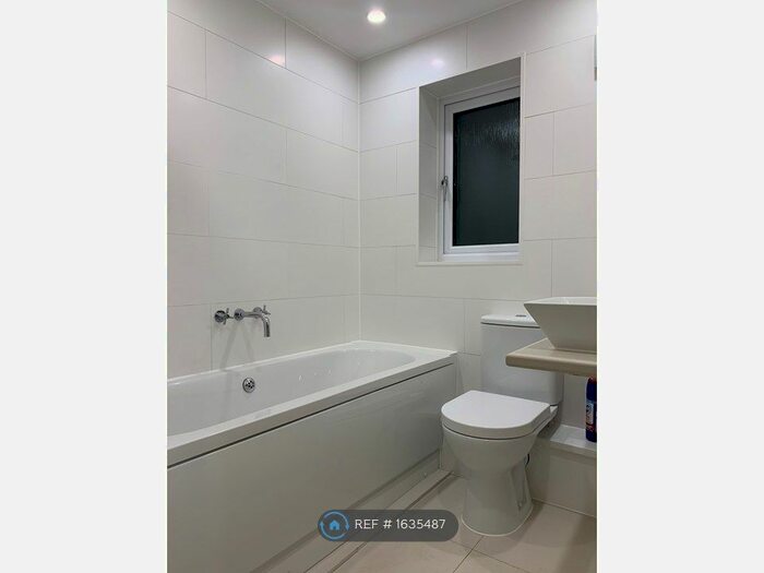 1 Bedroom Flat To Rent In Bancroft Court, Buckhurst Hill, IG9