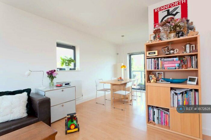 3 Bedroom Flat To Rent In Vandome Close, London, E16