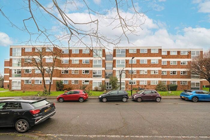 2 Bedroom Flat To Rent In Langham Gardens, London, W13