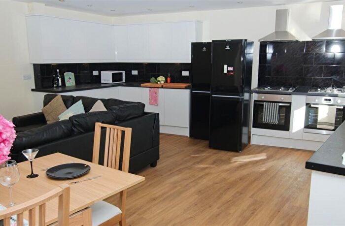 4 Bedroom Flat To Rent In Cemetery Road, Sheffield, S11