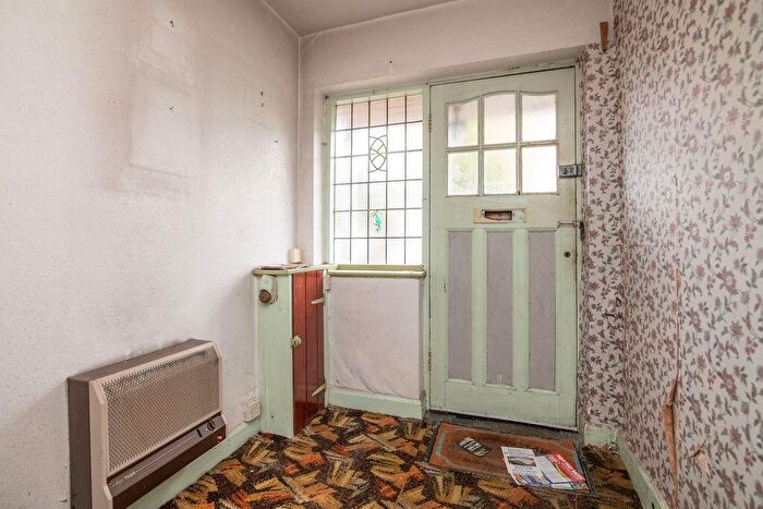 3 Bedroom Semi-Detached House For Sale In Redacre Road, Birmingham, B73