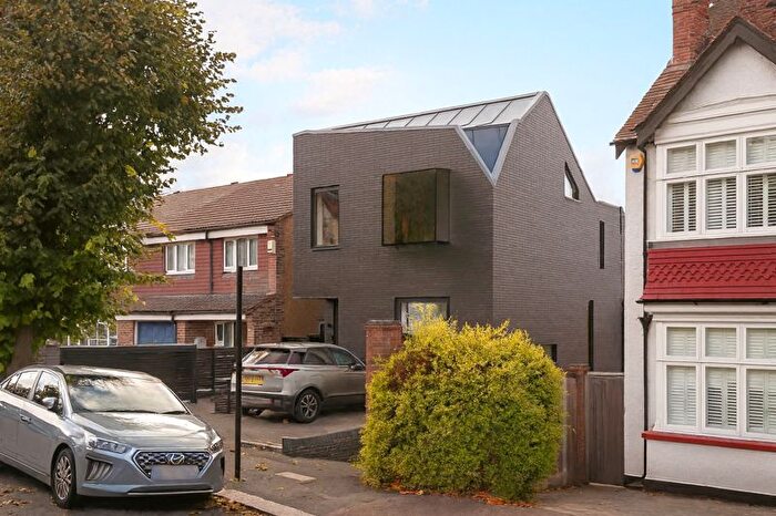3 Bedroom Detached House For Sale In Heathhurst Road, South Croydon, CR2