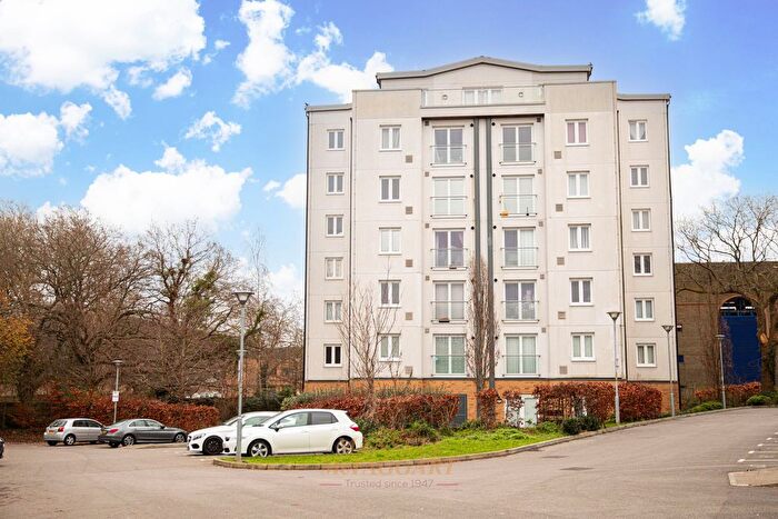 2 Bedroom Flat For Sale In West Green Drive, Crawley, RH11