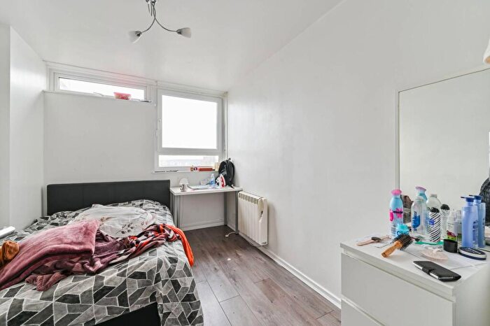 2 Bedroom Flat For Sale In Manwood Street, Docklands, London, E16