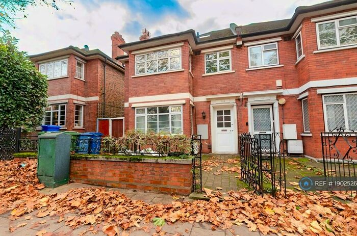 3 Bedroom Flat To Rent In Grove Lane, London, SE5