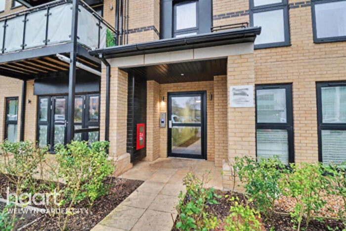 2 Bedroom Flat For Sale In Bessemer Road, Welwyn Garden City, AL7