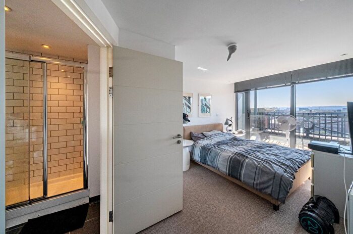 2 Bedroom Flat To Rent In Crispin Lofts, New York Road, Leeds, West Yorkshire, LS2