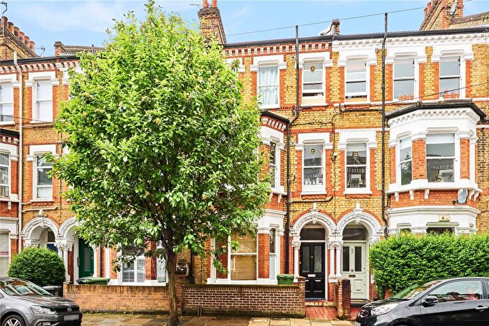 3 Bedroom Flat To Rent In Tremadoc Road, London, SW4