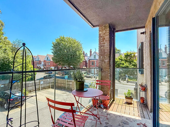 1 Bedroom Apartment For Sale In Hove Park Gardens, Hove, BN3