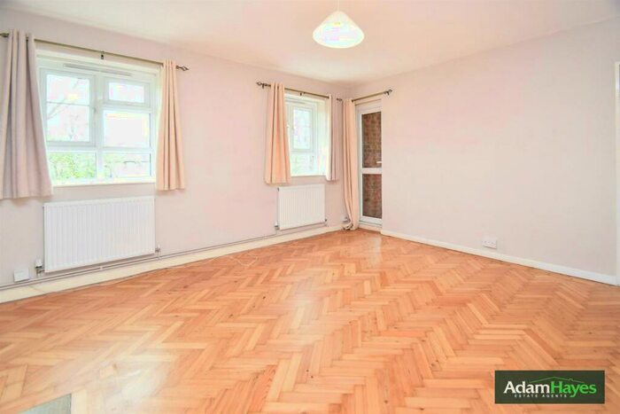3 Bedroom Apartment To Rent In High Road, North Finchley, N12