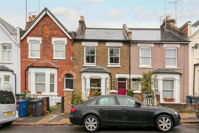 2 Bedroom Property To Rent In Glenthorne Road, Friern Barnet, N11