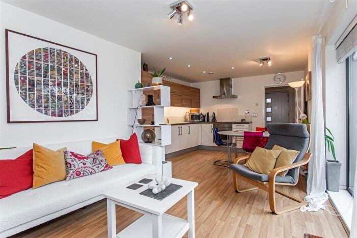2 Bedroom Flat For Sale In Treby Street, Mile End, E3