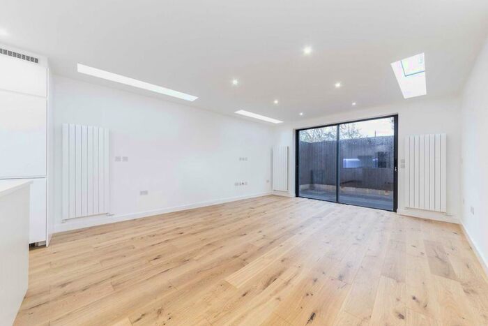 2 Bedroom Flat To Rent In The Grove, London, W5