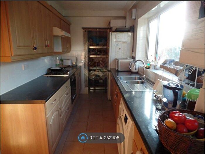 3 Bedroom Flat To Rent In Keith Road, Hayes, UB3