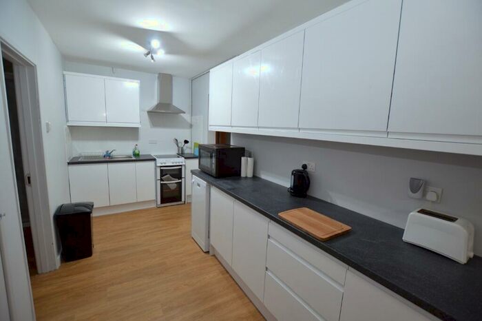 5 Bedroom Semi Detached House To Rent In Freshfield Close, Earlham, Norwich, NR5