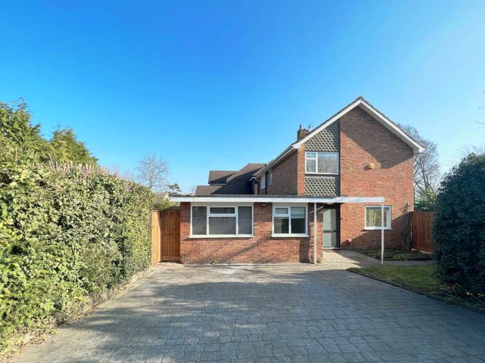 4 Bedroom Detached House To Rent In Dene Close, Worcester Park, KT4