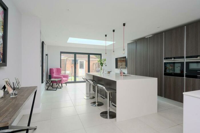 3 Bedroom End Of Terrace House To Rent In Rosslyn Park, Weybridge, KT13