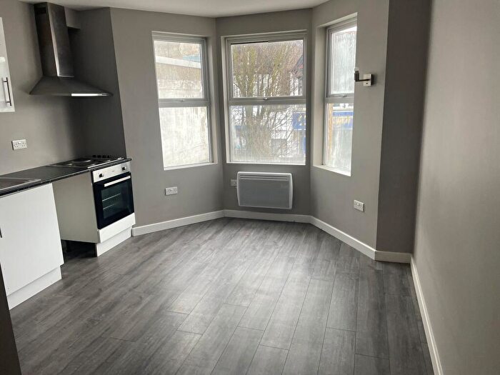 Flat To Rent In Hamlet Court Road, Westcliff-on-sea, Southend-on-sea, SS0