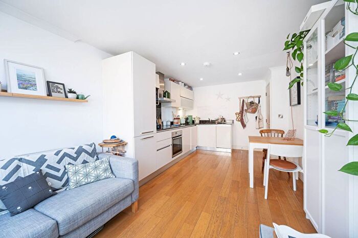 2 Bedroom Flat For Sale In Trinity Mews, Stepney, London, E1